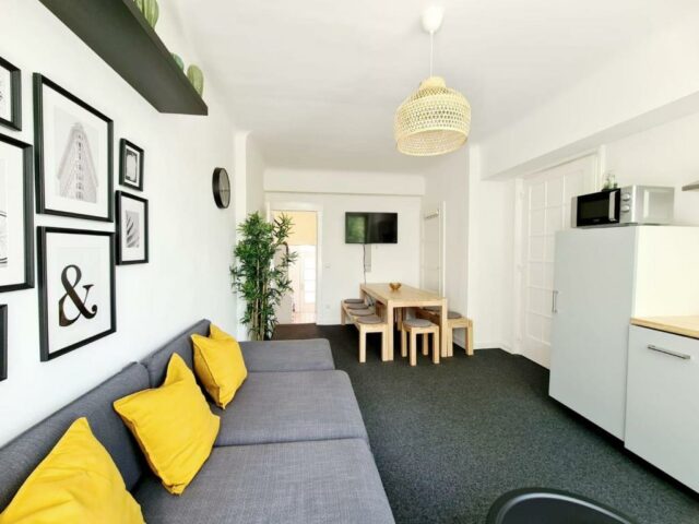 Spacious Apartment for 10 in great location
